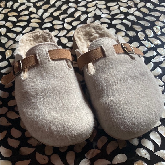 Cozy Kelly & Katie Fuzzy Slip on - youth girl 4 lady 6 Cream - Picture 1 of 7